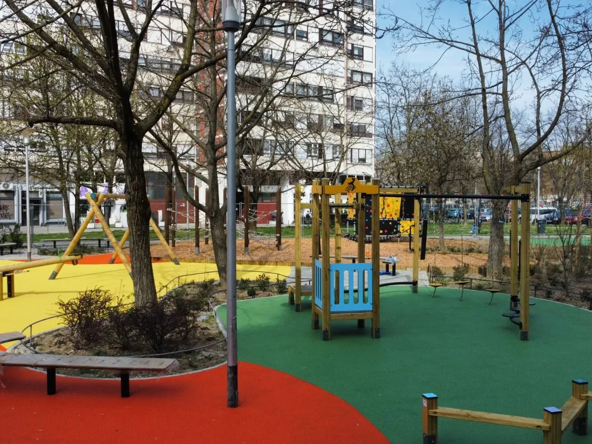 Dječje igralište na Trgu Ivana Kukuljevića, Kvart Špansko, Zagreb – fotografija 2