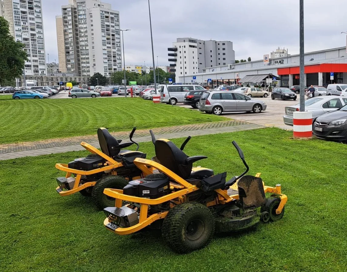 Košnja travnjaka uz parkiralište traktorskim kosilicama
