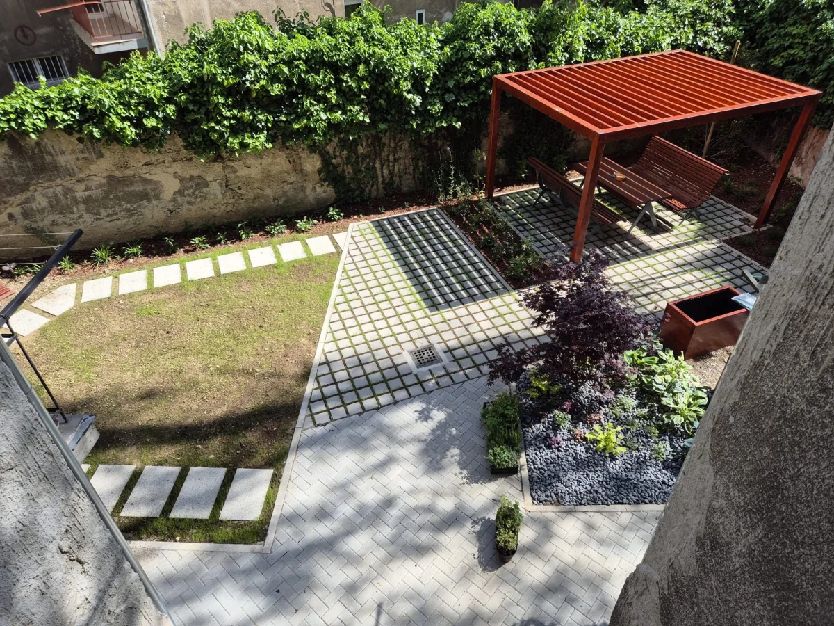 Uređeno zeleno dvorište, Jukićeva ulica 34, Zagreb – fotografija 1