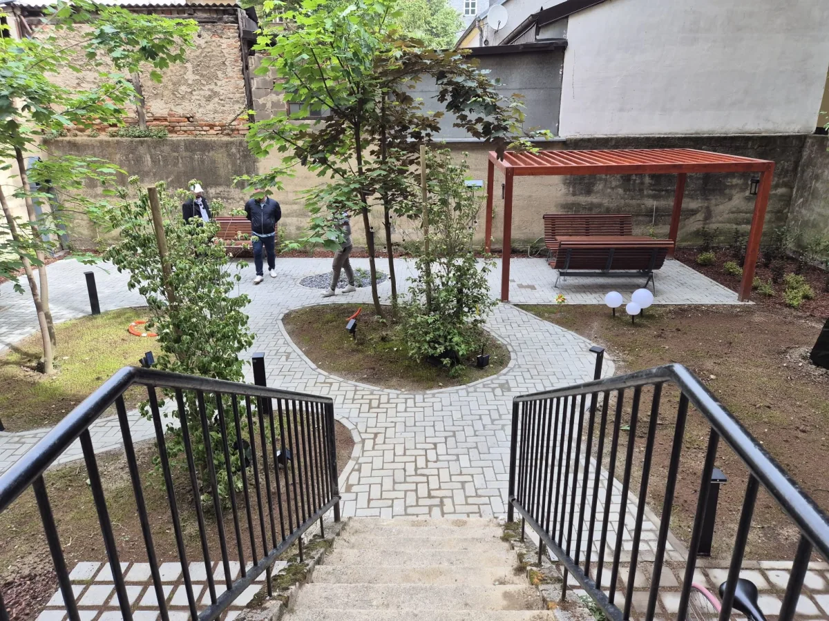 Uređeno zeleno dvorište, Ulica Matka Laginje 5, Zagreb – fotografija 1